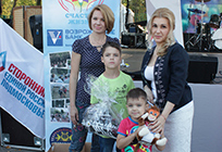 Одинцовские сторонники «Единой России» вручили подарки многодетным семьям из Жаворонковского