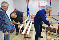 Одинцовские сторонники «Единой России» собрали и покрасили скамейки для семейного клуба «Изумрудный город»