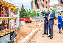 Дмитрий Голубков проверил ход строительства детского сада в поселке Горки-10