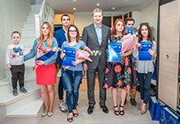 Андрей Иванов вручил 6 детям-сиротам Одинцовского района ключи от их новых квартир в новостройке