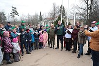 Андрей Иванов вместе с учениками Перхушковской школы приняли участие в субботнике
