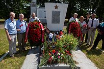 Память героев-огнеметчиков почтили в деревне Акулово