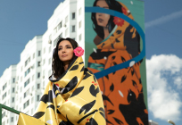 Певица Зара сделала селфи на фоне нового масштабного граффити в Трёхгорке