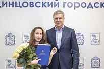 Андрей Иванов вручил Анне Никулиной ключи от её новой квартиры