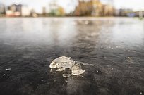 Безопасным для человека считается лед толщиной не менее 10 сантиметров