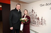 Андрей Иванов поздравил победительницу художественного конкурса «Парадный вход»