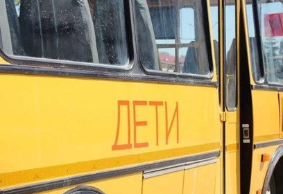 Сотрудники ГИБДД проверяют техническое состояние школьных автобусов