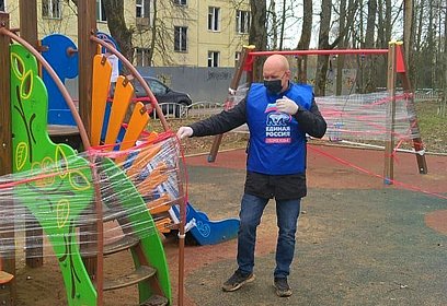 Волонтёры проверили качество дезинфекции детских площадок в Больших Вязёмах
