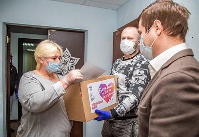 Сотрудникам сферы ЖКХ доставили 1200 продуктовых наборов в Одинцовском округе