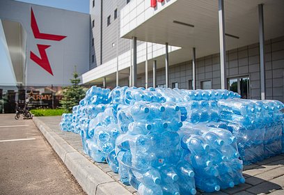 Одинцовские волонтёры передали 7 тысяч бутылок питьевой воды госпиталю в «Патриоте»
