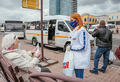 Около 12000 масок раздали волонтёры в центре Одинцово