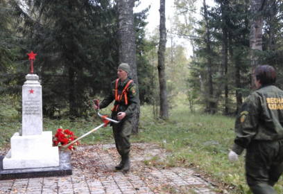 Сотрудники ГКУ «Мособллес» приняли участие в благоустройстве мемориалов и воинских захоронений