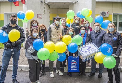 Одинцовские партийцы передали местным педиатрам подарки для юных пациентов