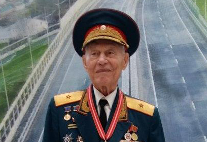 Ветеран Великой Отечественной Виктор Михайлов принимает поздравления с днём рождения