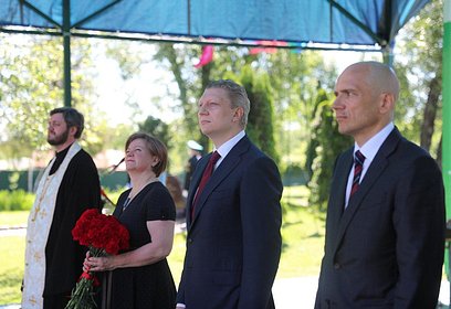 Андрей Иванов почтил память воинов, возложив цветы к мемориалу в Солманово
