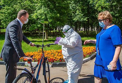 Двум медицинским работникам Одинцовского округа подарили велосипеды от главы муниципалитета