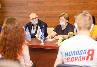 Лариса Лазутина и одинцовские депутаты провели встречу с молодогвардейцами Одинцовского округа