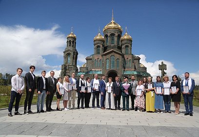 Максим Сураев вручил благодарственные письма 20 отличившимся волонтёрам Одинцовского округа