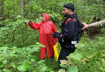 Сразу двух заблудившихся в лесу человек обнаружили аварийно-спасательные формирования муниципалитета