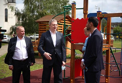 Андрей Иванов проверил качество содержания детских площадок в Лесном городке