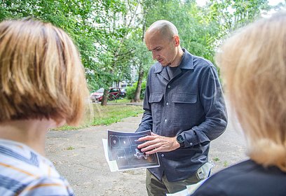 Дмитрий Голубков обсудил с жителями Союзной улицы план реконструкции детской площадки