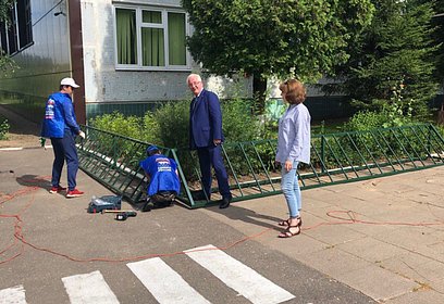 Партийцы помогли установить велопарковку на территории Ликинской СОШ