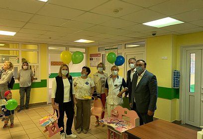 Партийцы передали мебель и книги в дар детской поликлинике в Новой Трехгорке