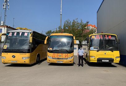 Сотрудники Одинцовской Госавтоинспекции проверяют техническое состояние школьных автобусов