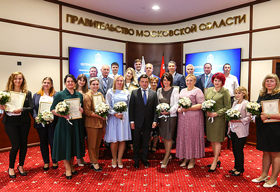 Губернатор Андрей Воробьёв наградил одинцовскую семью, воспитывающую приёмных детей