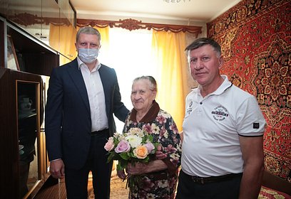 Андрей Иванов поздравил участницу войны Антонину Ермолаеву с 75-летием Великой Победы