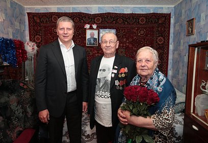 Андрей Иванов подарил ветерану, труженику тыла Ивану Суворову новую стиральную машину