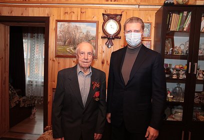 Андрей Иванов подарил новый телевизор участнику Великой Отечественной войны Николаю Близнюку