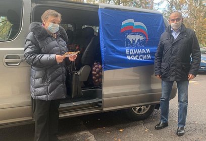 Новоивановские партийцы передают продуктовые наборы пожилым жителям поселка и многодетным семьям