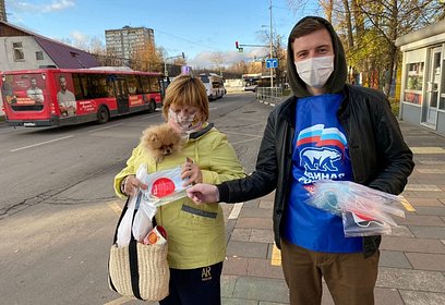 Одинцовские волонтеры раздают маски на автобусных остановках города