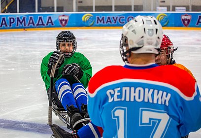 В Ледовом дворце «Армада» прошла показательная тренировка детской слэдж-хоккейной команды «Умка»