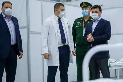 Губернатор Андрей Воробьёв побывал в «красной зоне» временного госпиталя в парке «Патриот»
