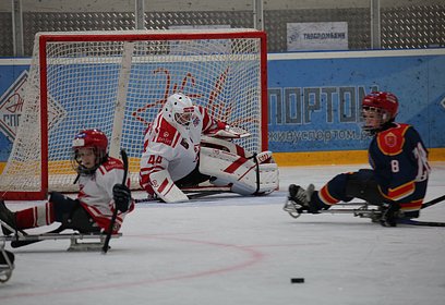 В Ледовом дворце «Армада» прошёл открытый турнир по следж-хоккею «Преодоление»