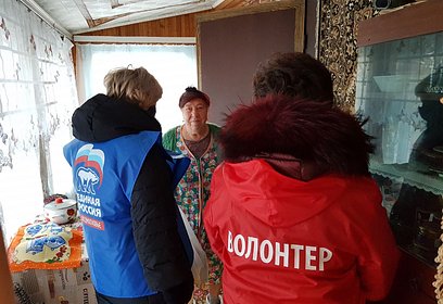 Волонтеры оказали адресную помощь одинокой жительнице деревни Назарьево Зинаиде Бащевой