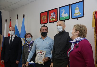 Лариса Лазутина и Дмитрий Голубков вручили награды волонтерам Звенигорода за помощь в борьбе с пандемией