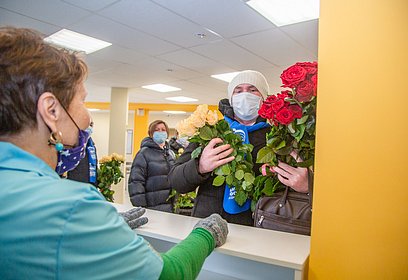 Одинцовские волонтеры поблагодарили сотрудников скорой помощи за самоотверженный труд в период пандемии