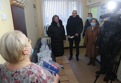 Волонтеры вручили новогодние подарки сотрудникам инфекционного отделения Одинцовской больницы