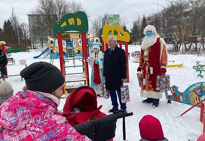 В Жаворонковском волонтеры поздравили многодетные семьи с Новым годом