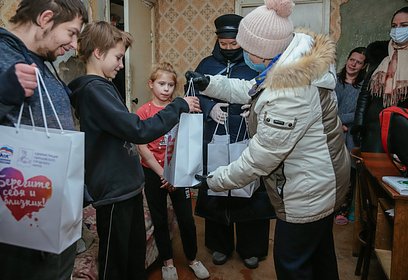 Одинцовские волонтеры поздравили многодетную семью с наступающим Новым годом