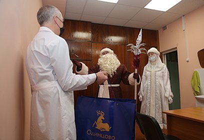 Детям одинцовских медиков вручили более 1600 подарков от главы муниципалитета