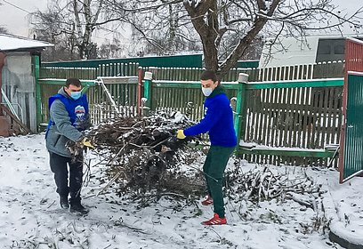 Волонтеры помогли жительнице деревни Юдино Татьяне Зюзьгиной навести порядок на садовом участке