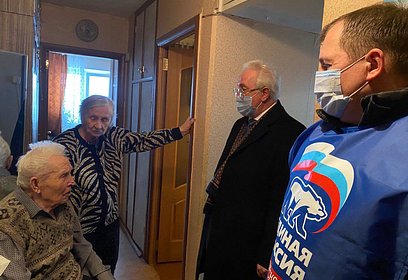Волонтеры поздравили с Новым годом ветеранов в территориальном управлении Жаворонковское