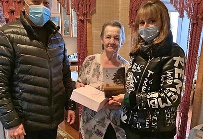 Партийцы поздравили с юбилеями трех жительниц Одинцовского округа