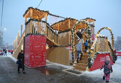 Ледяную горку открыли на Центральной площади в Одинцово