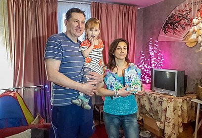Волонтеры поздравили многодетную семью из Одинцово с Новым годом