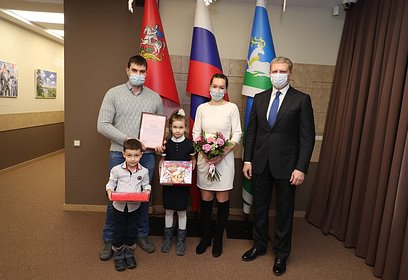 Андрей Иванов вручил четырем молодым семьям свидетельства на получение социальных выплат в 2021 году